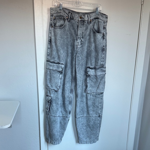MOTHER Denim Snacks! The Side Dish Cargo Skimp Jeans in Salt & Pepper - Picture 7 of 10